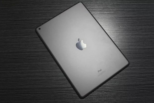 iPad 2019 配置一般但价格还行，勉强可做个生产力工具/大个开箱
