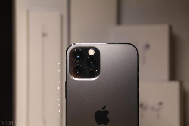 苹果手机15系列，都存在严重的质量问题吗？拆机发现摄像头进灰尘