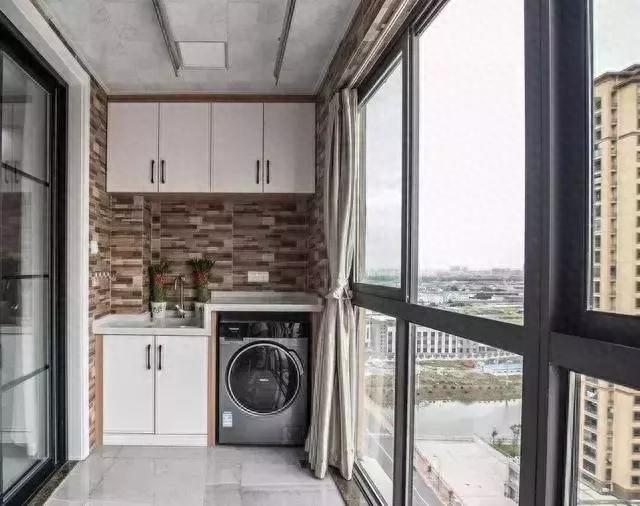 现在都流行把洗衣机放在阳台，但是尺寸和位置要注意