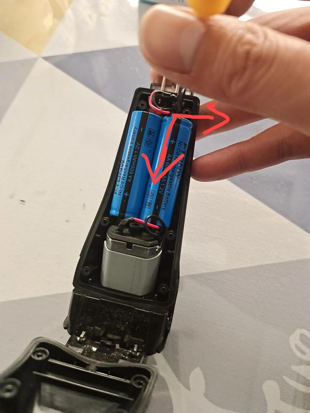 飞科FS373剃须刀如何更换电池