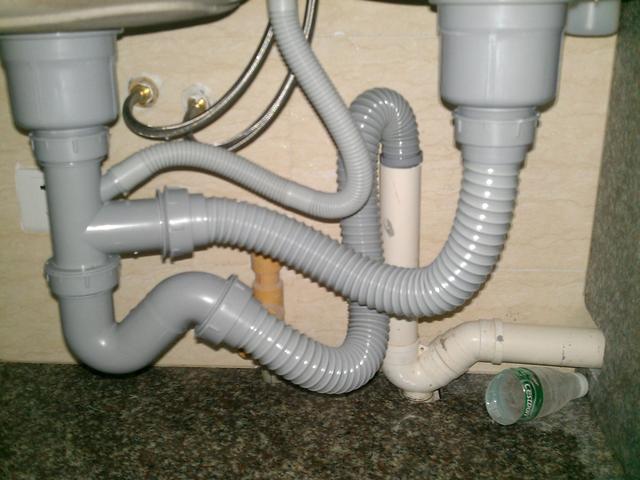 洗衣机排水管不要直接插在地漏里，容易溢水和反味，改一下更好用