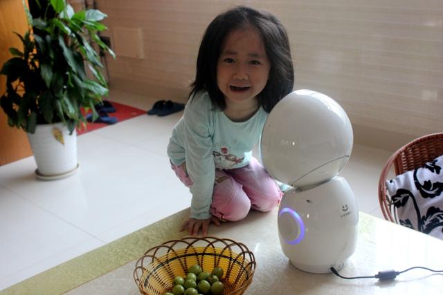 国庆节的礼物 小忆机器人有什么魔力让妹妹爱不释手？