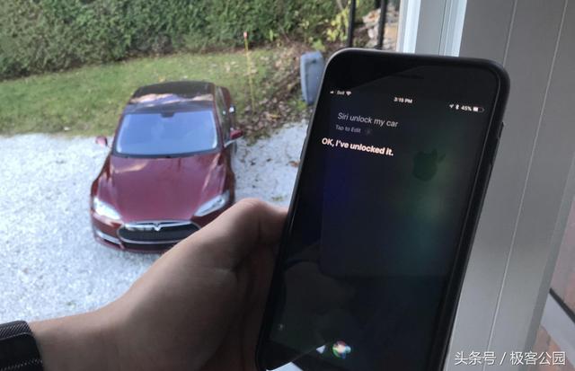 为了让你实现「叫」车，Tesla 现在可以用 Siri「召唤」了