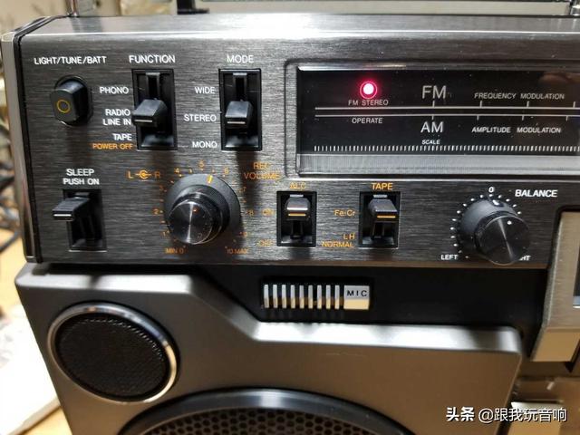 爱华 AIWA TPR-820 经典双UV表四喇叭音响 收音机 录音机