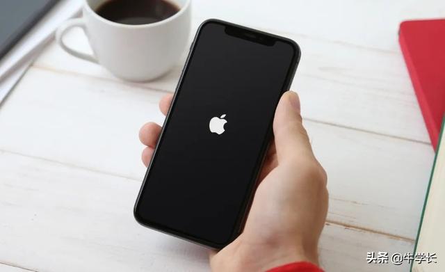 iPhone开机一直白苹果闪烁，3个解决卡在开机画面的方法
