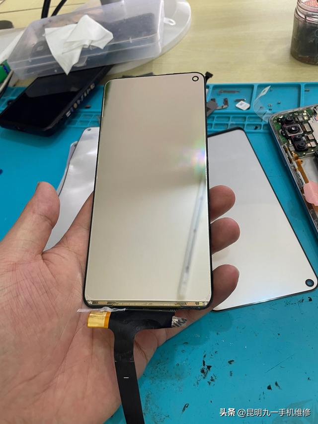 手机进水屏幕出现彩色条纹怎么修复？