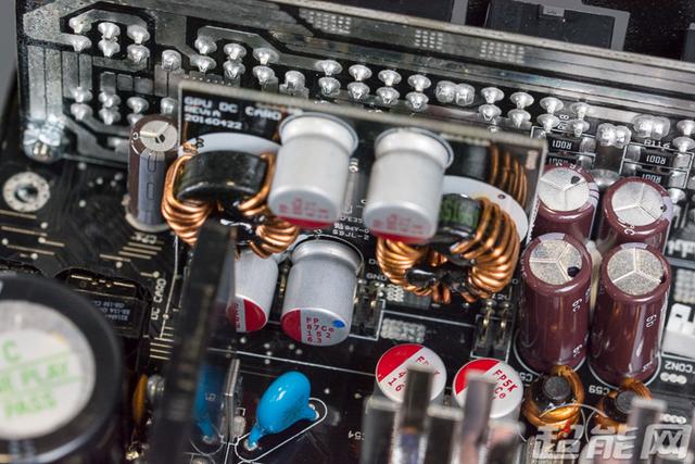安耐美金静冰核D.F.650W电源评测：高效安静自带除尘