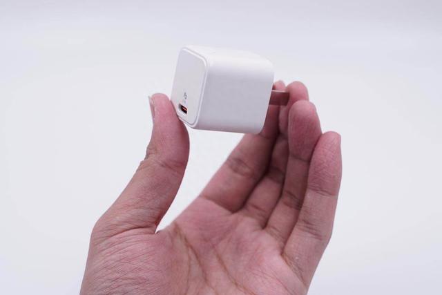苹果5W充电器的大小，27W的性能，辉越光电27W充电器评测