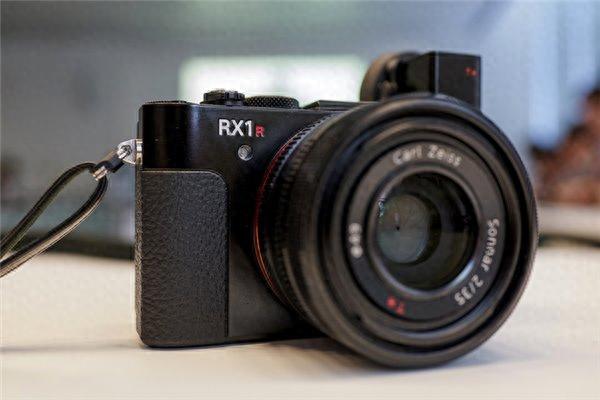 漏光问题致停售：索尼RX1rII相机重新上市