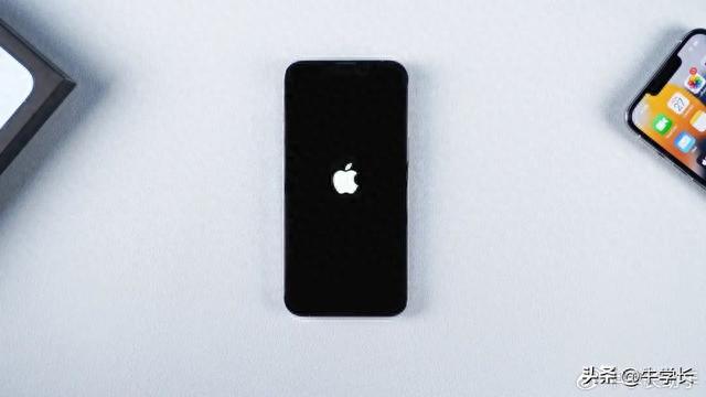 iPhone内存满了导致开不了机，一直白苹果怎么办？