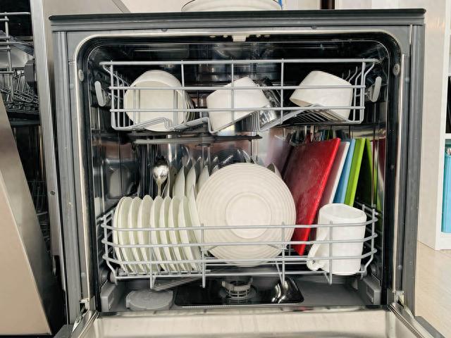 能自动开门烘干的海尔13套洗碗机与西门子中端8套洗碗机深度对比