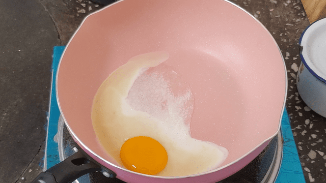 麦饭石不粘锅煎蛋，有人一用锅废，原来开锅方法错，教你正确方法