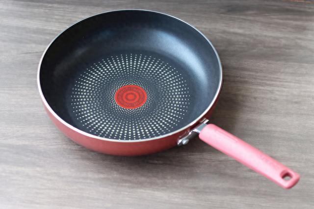 据说这个煎锅能聚油还超好用！——苏泊尔火红点聚油煎锅使用评测