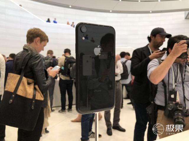 iPhone XR现场图赏：6.1吋LCD屏，多彩玻璃机身