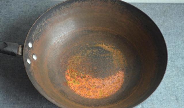 铁锅哪个牌子质量最好？生铁锅好还是熟铁锅好？看完长知识了