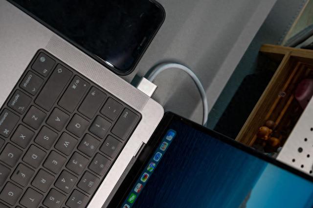 2023 MacBook Pro 有 Type-C 接口，为什么还要设计 MagSafe3 接口充电？