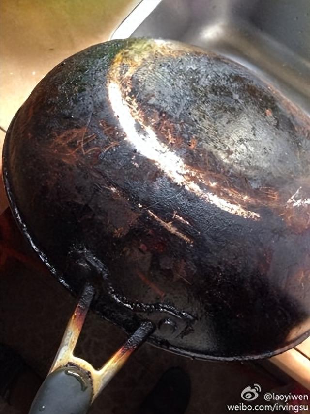 炒锅锅底黑垢如何去除？教你最简单快速的方法，立马旧锅变新锅