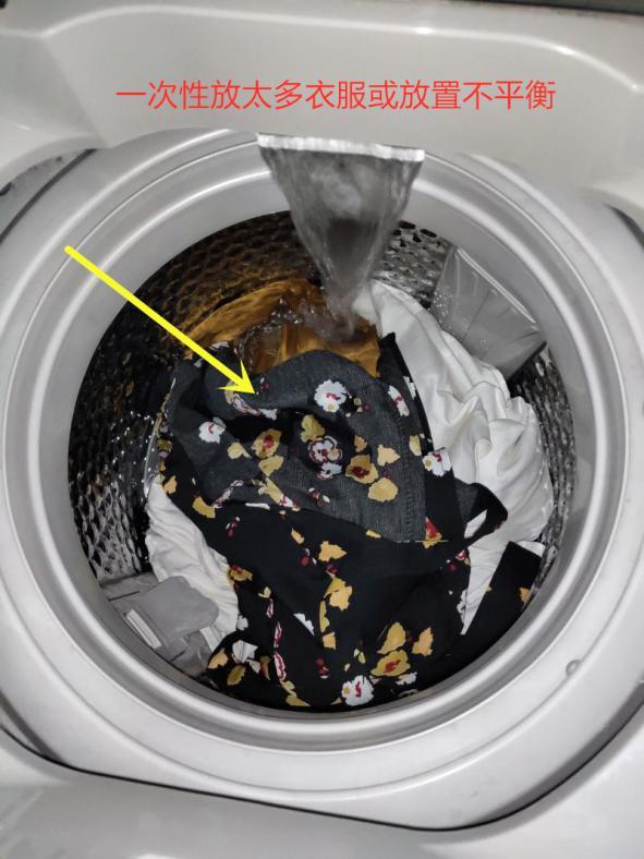 洗衣机脱水，为什么衣物都没甩干还直滴水？师傅一拆开：太脏了