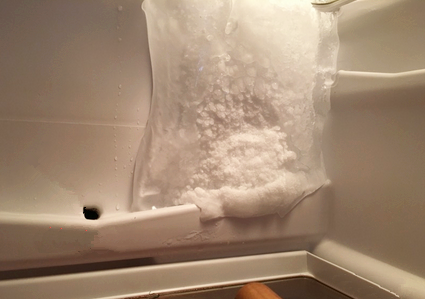 家里冰箱为什么总是结冰？没想到竟是一个小孔惹的祸！